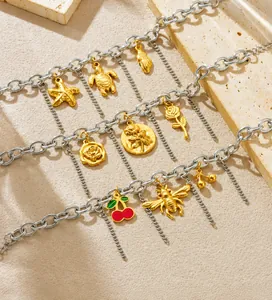 Makro-Detail von Anhängern mit Seestern, Schildkröte und Blumen an einer Silberkette