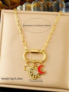 Détail du collier chaîne dorée avec pendentifs étoile et lune et mesures de longueur