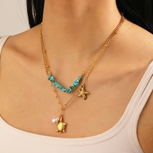 Collier double couche doré avec pendentifs étoile de mer, tortue et pierres turquoise