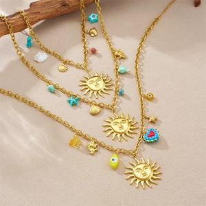 Bohemian Goldene mehrlagige Halskette mit Sonnengesicht, Muschelanhängern und Perlen