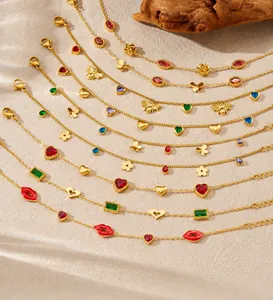 Mise à plat de bijoux à pendentifs dorés avec pierres précieuses et breloques émaillées