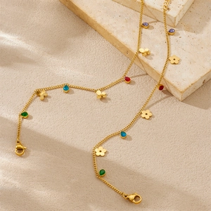 Bracelet en acier inoxydable doré avec zircons multicolores sur fond de pierre