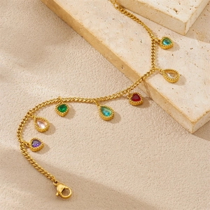 Detail van een gouden armband met kleurrijke hart- en druppelvormige edelstenen