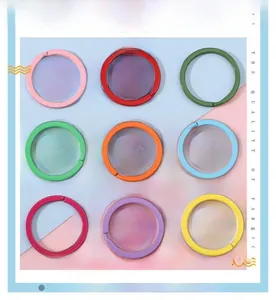 Nahaufnahme von 30mm bunten Flachdraht-Schlüsselringen in neun Candy-Farben für DIY-Bastelarbeiten