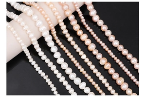 Vue macro de perles d'eau douce en blanc, rose et orange pour la création de bijoux