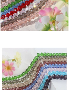 Primer plano de cuentas de cristal facetado multicolor para creación de joyería artesanal