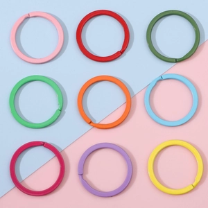 Neun bunte 30mm flache Eisen-Schlüsselringe in Candy-Farben für DIY-Schmuckzubehör