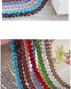 Primer plano de cuentas de cristal facetado en colores vibrantes para hacer joyería