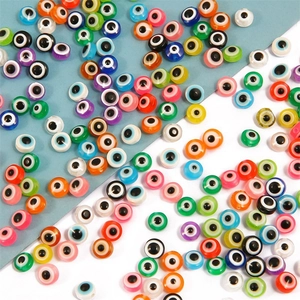 Cuentas de resina de ojo turco de colores para bisutería DIY en fondo bicolor