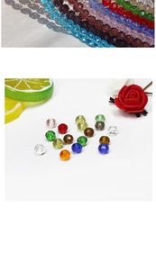Detalle macro de cuentas de cristal de colores talladas para joyería y pulseras DIY