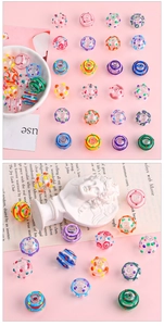 Détail macro de perles en verre filé colorées peintes à la main pour bijoux DIY