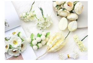 Details von cremefarbenen Pfingstrosen und Beeren für DIY handgefertigten Haarschmuck