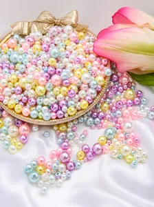 Macro-opname van gemengde ABS-imitatieparels in pastelkleuren voor DIY-sieraden