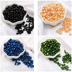 Mix van zwarte, champagne, blauwe en groene parels in kommen voor DIY-sieraden maken