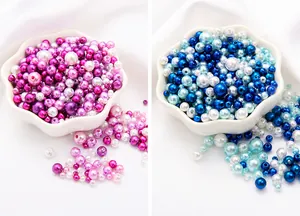 Mix van paarse en blauwe ABS-parels in keramische kommen voor DIY sieraden maken
