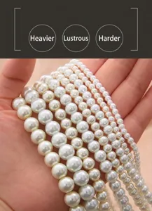 Gros plan de perles de verre lustrées de différentes tailles pour la création de colliers