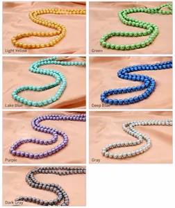 Gros plan de perles d'imitation rondes multicolores pour la création de bijoux