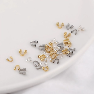 Dettaglio dei proteggi-filo a U placcati oro 14K in oro e argento per gioielli fai da te