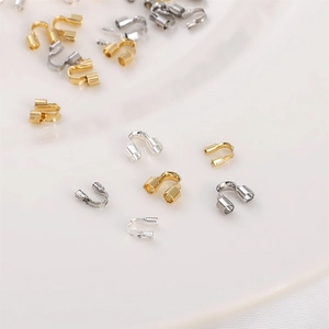 Dettaglio di proteggi filo a forma di U in oro e argento per creazione di gioielli