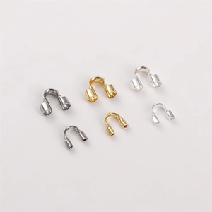 Vista macro dettagliata dei proteggi-filo a U placcati oro 14K in vari colori metallici
