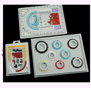 Lot de trois plateaux de design de bijoux gris floqués avec échelles de mesure et rainures