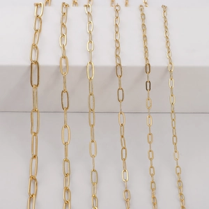 Detail von sechs verschiedenen Breiten goldener Büroklammerketten für DIY-Schmuck