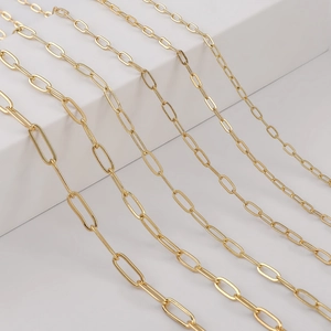 Detail von 14K Gold Filled Büroklammerketten in fünf Breiten auf weißem Ständer
