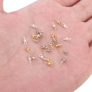 14K vergoldete Ösenstifte mit Schale für DIY-Schmuckherstellung auf der Handfläche