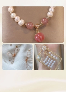 Detail van handgemaakte sieraden met verguld koperdraad, parels en roze kralen