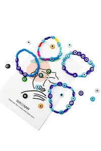 Gedetailleerd overzicht van vier kleurrijke Evil Eye kralenarmbanden op een witte kaart