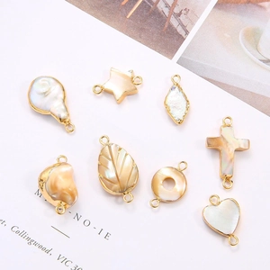 Pendentifs en nacre naturelle de formes variées avec bordure dorée pour bijoux DIY