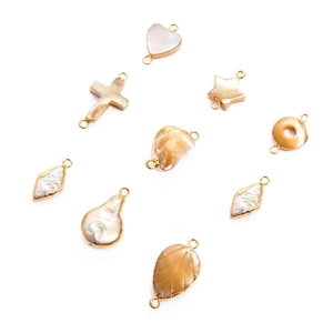 Pendentifs en nacre naturelle avec bordure dorée en diverses formes assorties