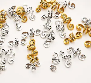 Makroaufnahme von Vintage Legierungs-Spiralperlen mit Hohlmustern für DIY Schmuck und Haare