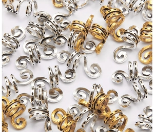 Makroaufnahme von gold- und silberfarbenen Spiral-Haarringen mit Vintage-Textur