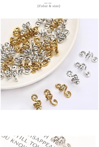 Detailansicht der spiralförmigen Haarrringe mit schwarzen Punkten in Gold und Silber