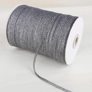 Primer plano de una cinta metálica con purpurina plateada de 3 mm para manualidades DIY