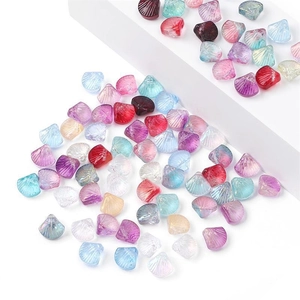 Bunte schillernde Muschelperlen aus Glas für DIY Schmuck und Haarnadeln auf weißem Grund