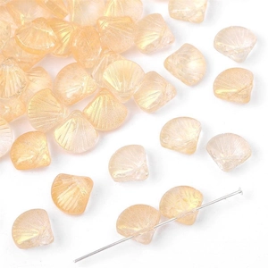 Makroaufnahme von irisierenden muschelförmigen Glasperlen für die DIY-Haarschmuckherstellung