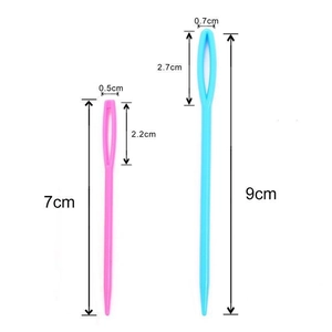 Grote oog plastic naainaalden in roze (7cm) en blauw (9cm) voor breien en handwerken
