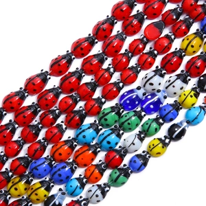 Macro di perline colorate millefiori a forma di coccinella per la creazione di gioielli