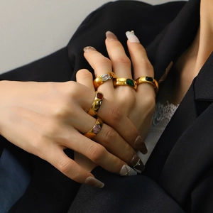 Anillo de Acero Inoxidable Minimalista Chapado en Oro Mujer Zirconia Cúbica Rectangular Banda Ancha Joyería Moda