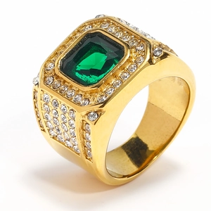 Luxe herenring in goud met rechthoekige smaragdgroene steen en zijdelingse diamanten