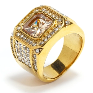 Macro detail van luxe heren hiphop ring met champagne edelsteen en pavé strasstenen