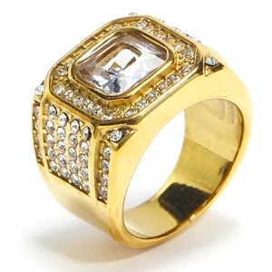 Detail van goudkleurige hiphop ring met grote rechthoekige zirkoon en sprankelende steentjes