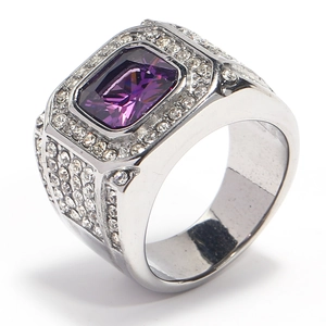 Detail van een zilveren hiphop-ring met paarse edelsteen en sprankelende witte zirkonia's