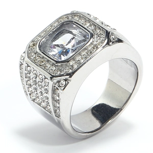 Macro detail van zilveren hiphop ring voor heren met grote rechthoekige steen en diamanten