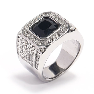Detail van herenring in zilver met grote zwarte edelsteen en pavé-diamanten