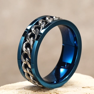 Primer plano del anillo de cadena giratoria con bordes de espejo azules en piedra