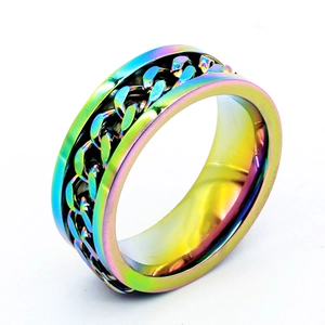 Detalle macro de anillo de acero arcoíris con una cadena cubana giratoria incrustada