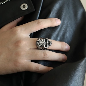 Detailansicht eines Punk-Totenkopfrings mit Freimaurersymbol aus Titanstahl-Finish
